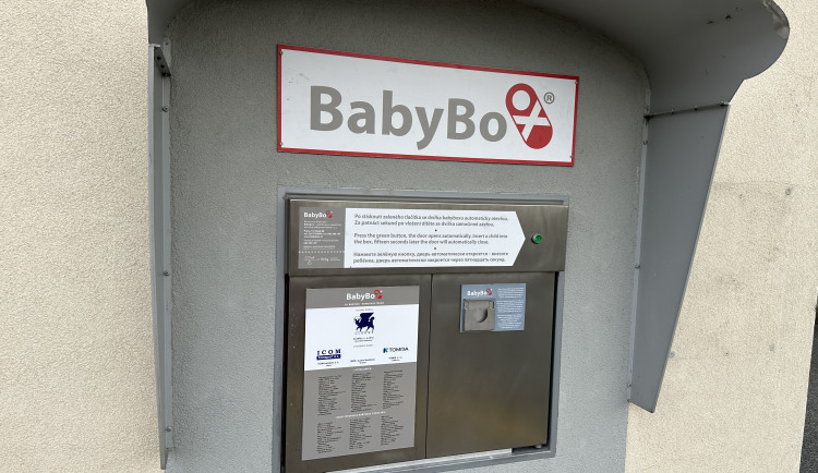 V třebíčském babyboxu našli podchlazeného chlapečka. Pupečník měl zavázaný tkaničkou