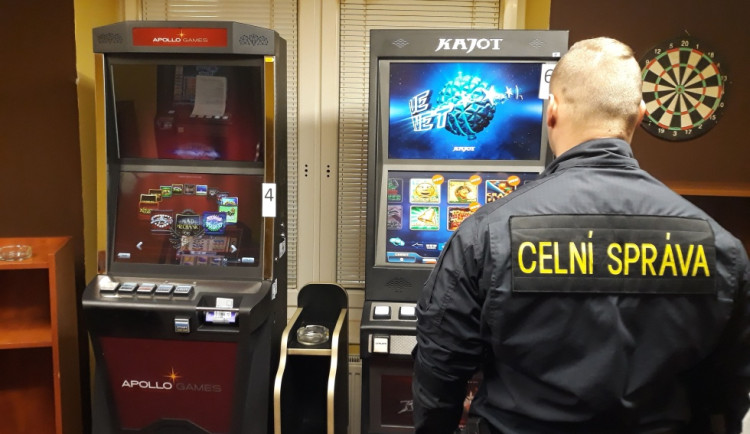 Celníci z Olomouckého kraje loni řešili více nelegálního alkoholu i hazardu