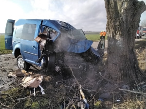 Při nehodě u Olšan na Prostějovsku dnes dopoledne zemřel třiačtyřicetiletý řidič. S autem narazil do stromu