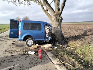 Při nehodě u Olšan na Prostějovsku dnes dopoledne zemřel třiačtyřicetiletý řidič. S autem narazil do stromu
