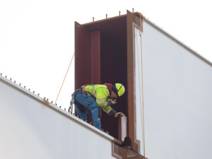 FOTOGALERIE: Obří jeřáb usadil mohutné nosníky nad řeku Bečvu. Stavba D1 u Přerova pokračuje