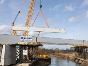 FOTOGALERIE: Obří jeřáb usadil mohutné nosníky nad řeku Bečvu. Stavba D1 u Přerova pokračuje