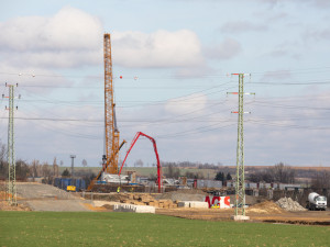FOTOGALERIE: Obří jeřáb usadil mohutné nosníky nad řeku Bečvu. Stavba D1 u Přerova pokračuje