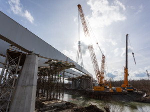 FOTOGALERIE: Obří jeřáb usadil mohutné nosníky nad řeku Bečvu. Stavba D1 u Přerova pokračuje