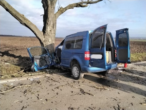 Při nehodě u Olšan na Prostějovsku dnes dopoledne zemřel třiačtyřicetiletý řidič. S autem narazil do stromu