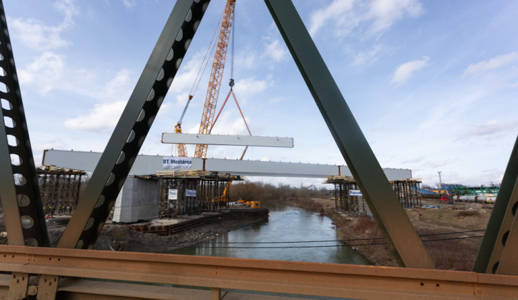 Obří jeřáb usadil mohutné nosníky nad řeku Bečvu. Stavba D1 u Přerova pokračuje