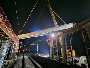 Poslední chybějící kus D1 u Přerova se buduje i v noci. Stavba se dostala nad železniční koridor