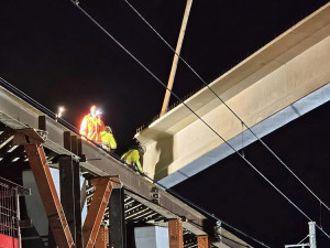 Poslední chybějící kus D1 u Přerova se buduje i v noci. Stavba se dostala nad železniční koridor