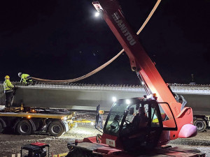 Poslední chybějící kus D1 u Přerova se buduje i v noci. Stavba se dostala nad železniční koridor