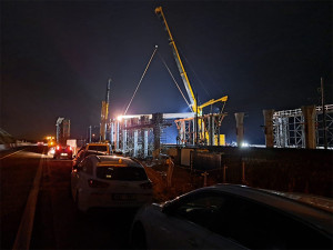 Poslední chybějící kus D1 u Přerova se buduje i v noci. Stavba se dostala nad železniční koridor