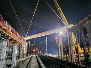 Poslední chybějící kus D1 u Přerova se buduje i v noci. Stavba se dostala nad železniční koridor