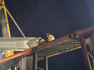 Poslední chybějící kus D1 u Přerova se buduje i v noci. Stavba se dostala nad železniční koridor