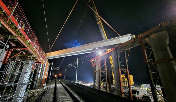 Poslední chybějící kus D1 u Přerova se buduje i v noci. Stavba se dostala nad železniční koridor