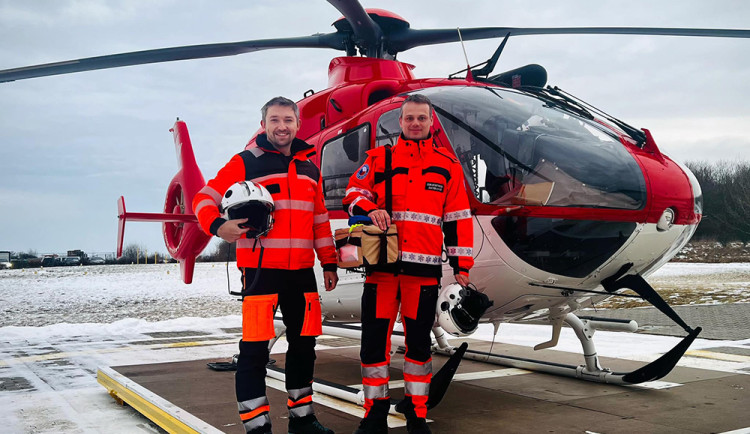 VIDEO: Vzhůru s plnou krví. Záchranáři z Olomouce létají k pacientům i s univerzální krevní konzervou