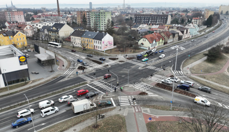 Křižovatku u Lidlu na Velkomoravské čeká rekonstrukce. Místní doufají ve vyladění semaforů