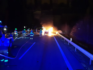 Muži vytáhli řidiče z hořícího automobilu a zachránili mu život. Ostatní si požár natáčeli na mobily