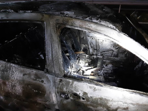 Muži vytáhli řidiče z hořícího automobilu a zachránili mu život. Ostatní si požár natáčeli na mobily