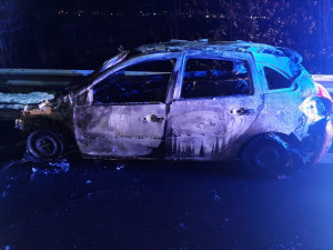 Muži vytáhli řidiče z hořícího automobilu a zachránili mu život. Ostatní si požár natáčeli na mobily