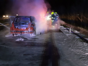 Muži vytáhli řidiče z hořícího automobilu a zachránili mu život. Ostatní si požár natáčeli na mobily