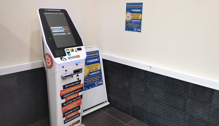 Olomoučanka hodiny řešila záchranu úspor s falešným bankéřem. V bitcoinmatech ztratila osm set tisíc