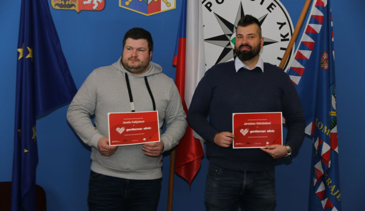 Muži vytáhli řidiče z hořícího automobilu a zachránili mu život. Ostatní si požár natáčeli na mobily