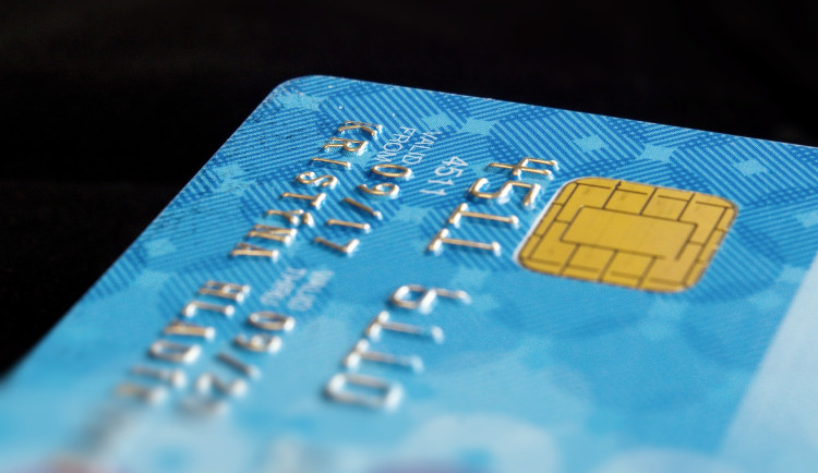 Žena musela nákup vrátit. Než dojela ke kase, zloděj jí ukradl kartu