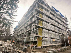 Batman zmizel za izolací. Olomoucká nemocnice modernizuje dětskou kliniku i ubytovny