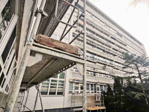 Batman zmizel za izolací. Olomoucká nemocnice modernizuje dětskou kliniku i ubytovny