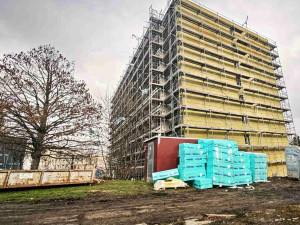 Batman zmizel za izolací. Olomoucká nemocnice modernizuje dětskou kliniku i ubytovny