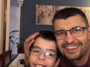 Martin ze Šumperka bojuje s neznámou nemocí. Už přestal úplně chodit, pomohl by mu elektrický vozík