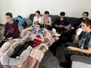 Martin ze Šumperka bojuje s neznámou nemocí. Už přestal úplně chodit, pomohl by mu elektrický vozík