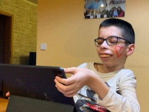 Martin ze Šumperka bojuje s neznámou nemocí. Už přestal úplně chodit, pomohl by mu elektrický vozík