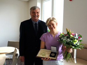 Statečná žena vyběhla z paneláku zachránit tonoucího. Další lidé u šumperského rybníku jen přihlíželi