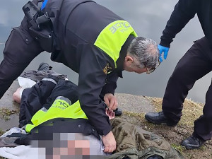 Statečná žena vyběhla z paneláku zachránit tonoucího. Další lidé u šumperského rybníku jen přihlíželi