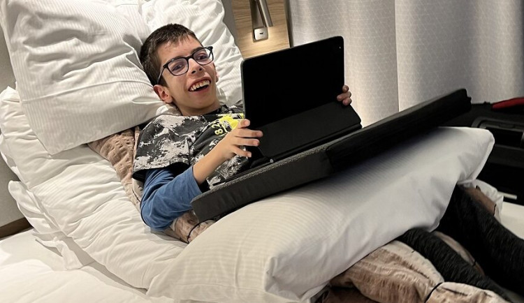 Martin ze Šumperka bojuje s neznámou nemocí. Už přestal úplně chodit, pomohl by mu elektrický vozík