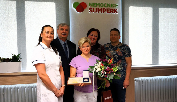 Šumperská zdravotnice Adéla Kašparová převzala ocenění za pomoc tonoucímu