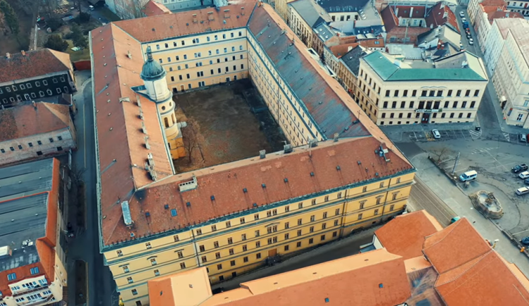 Stav Hanáckých kasáren překazil plán kraje, Olomouce a univerzity. Budovu bude opět řešit stát