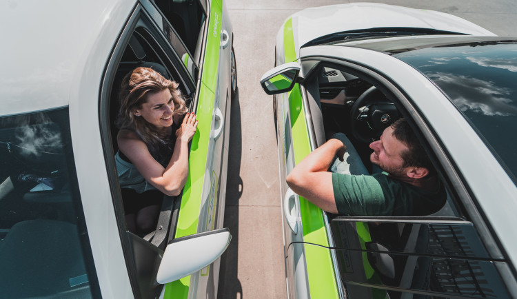 Carsharing v Jihlavě může mít několik podob. Jednou z nich je půjčování aut mezi lidmi navzájem