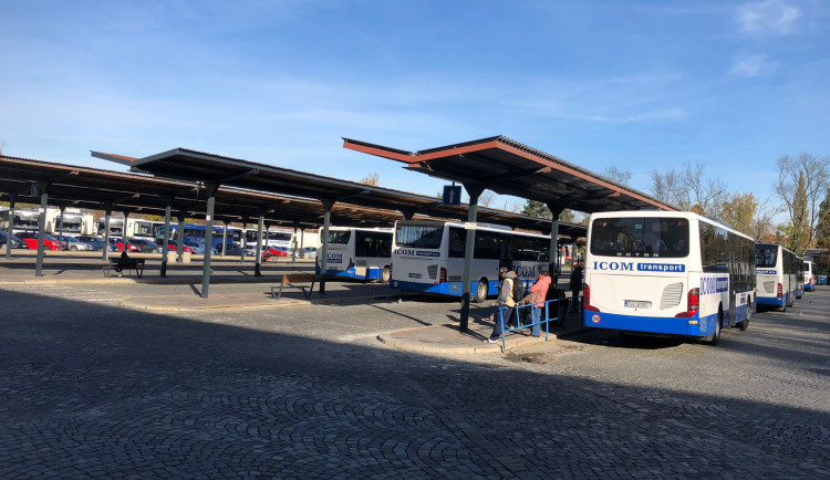 Opilý řidič autobusu vezl děti i dospělé z Kamenice do Jihlavy. Měl 3,5 promile, dostal okamžitou výpověď