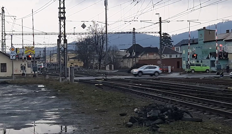 Zbytečný hazard na přejezdu. Šumperští policisté rozdávali nejvyšší možné pokuty