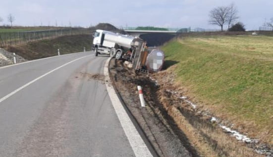 Komplikace na obchvatu Lukavce. Řidič vezl mléko a utrhla se s ním krajnice