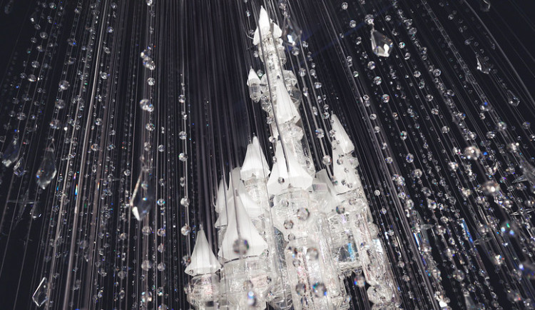 Luxusní hotel v Paříži zdobí třpytivý křišťálový zámek českých sklářů