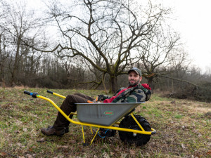 Michal Přecechtěl pokračuje v práci svého zesnulého kamaráda a věnuje se udržování starého sadu u Šternberku