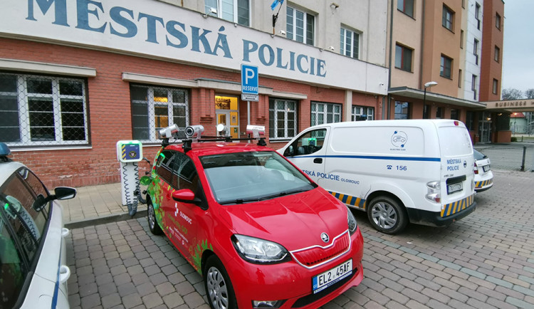Speciální vůz hlídá platby za parkování v Olomouci. Za první měsíc odhalil stovky přestupků