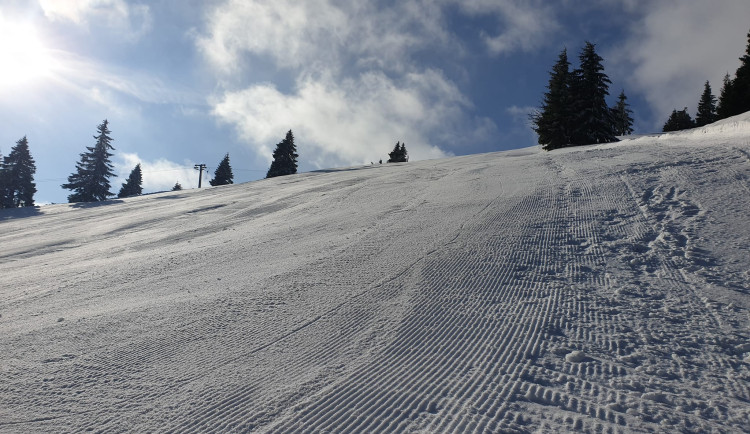 Do Jeseníků dorazilo ochlazení a napadl poprašek sněhu. Lyžuje se na Ovčárně a v Kopřivné