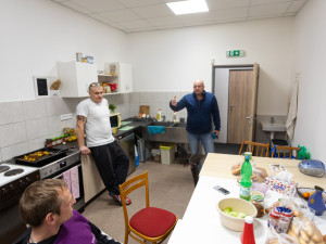 Předseda spolku Druhá míle Milan Vašek hovoří s propuštěnými vězni