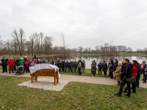 Přerov dnes odhalil lavičku zpěváka Pavla Nováka. Hudební ikona by se dožila osmdesáti let