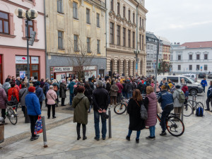 Přerov dnes odhalil lavičku zpěváka Pavla Nováka. Hudební ikona by se dožila osmdesáti let