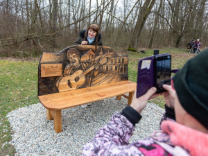 Přerov dnes odhalil lavičku zpěváka Pavla Nováka. Hudební ikona by se dožila osmdesáti let