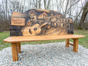 Přerov dnes odhalil lavičku zpěváka Pavla Nováka. Hudební ikona by se dožila osmdesáti let